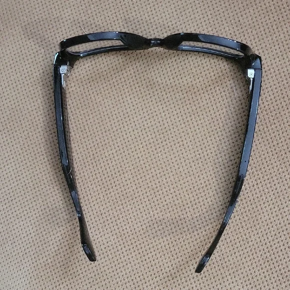 Ray-Ban Meta Glasses With Beige Case And Charger - Picture 8 of 14